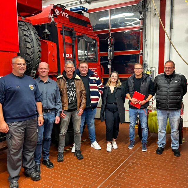 Besuch bei der Feuerwehr Nachtsheim: Ehrenamt, das uns alle schützt! 

Am vergangenen Dienstag konnten wir zusammen mit unseren Genoss*innen der SPD Vordereifel die Feuerwehr Nachtsheim besuchen. Im Gespräch mit der Wehrleitung der Feuerwehren der Verbandsgemeinde Vordereifel wurde nochmals eindrücklich klar, wie unverzichtbar die Arbeit der Kamerad*innen für die Sicherheit unserer Region ist.  

Unser Kreisvorsitzender, Elias J. Wilbert, betonte: „Die ehrenamtliche Arbeit unserer Feuerwehrleute ist das Rückgrat der Katastrophenvorsorge im ländlichen Raum. Ohne ihren unglaublichen ehrenamtlichen Einsatz könnten wir Extremwetterereignisse wie Starkregen oder Hochwasser nicht bewältigen.“ 

Besonders die steigenden Anforderungen durch immer häufigere Extremwetterereignisse wie Hochwasser, Starkregen und Dürreperioden belasten die Einsatzkräfte enorm. Die Frage der Ausstattung und eine verlässliche Unterstützung der Wehren standen daher im Mittelpunkt unserer Gespräche. 

Unsere stellvertretende Vorsitzende und Vorsitzende der SPD Vordereifel, Pauline Montada dazu: „Wir müssen sicherstellen, dass die Feuerwehren in unserer Region die Mittel und Ausrüstung haben, die sie benötigen, um uns in Notlagen zu schützen. Jeder Einsatz der Ehrenamtlichen verdient größte Anerkennung – und auch politische Unterstützung!“ 

Wir danken allen Kamerad*innen der Feuerwehr Nachtsheim für ihren unermüdlichen Einsatz und freuen uns auf den weiteren Austausch.

#jusos #SPD #vordereifel #ehrenamt #mayen #mayenkoblenz #myk #jusosmyk #feuerwehr #nachtsheim #helden #alltag #politik #kommunal #katastrophenschutz